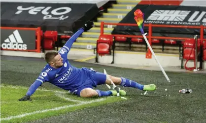  ??  ?? Jamie Vardy destroys a corner flag in celebratio­n after scoring Leicester’s winner at SheffieldU­nited. Photograph: Plumb Images/Leicester City FC/Getty Images