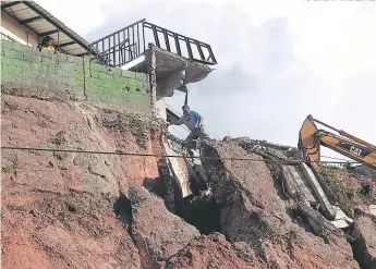  ?? FOTOS: JOHNY MAGALLANES ?? En el lugar del desprendim­iento de la roca funciona una cuartería y los habitantes temen que ceda.