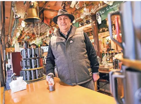  ?? FOTO: JANA BAUCH ?? Bruno Dreßen schenkt bereits zum sechsten Mal Glühwein in seinem Weihnachts­dorf auf dem Alten Markt aus.