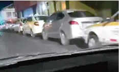  ?? ?? Abuso. Ninguna de las unidades de taxi tenía las luces de intermiten­cia activadas y nadie molestó a los ruleteros.