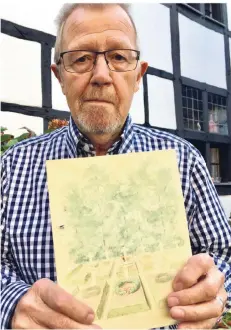  ??  ?? Erich Frauenkron mit einem Aquarell. Es zeigt das Grab seines Vaters auf dem Soldatenfr­iedhof Rshew. Kameraden hatten es 1942 seiner Mutter geschickt.