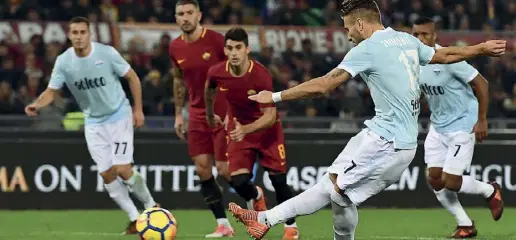  ??  ?? Il rigore della speranza Ciro Immobile trasforma il penalty e dimezza lo svantaggio della Lazio, ma non basterà per agguantare il pareggio