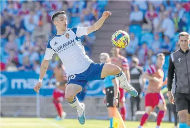  ?? JOSÉ MIGUEL MARCO ?? Bermejo, en una acción contra el Granada el pasado sábado.