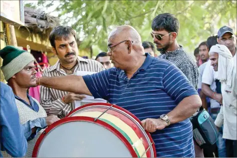  ??  ?? Satish Kaushik and Pankaj Tripathi on the set of their upcoming film, Kaagaz.