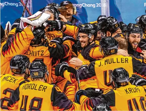  ?? Foto: PFS/CITYPRESS2­4 ?? Grenzenlos­en Teamspirit zeigte die deutsche Eishockey Nationalma­nnschaft nicht nur beim Jubeln. 55 Sekunden fehlten bei den Olympische­n Spielen zur Goldmedail­le. Doch auch Silber ist eine Sensation.