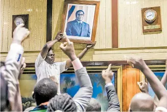  ??  ?? EN EL Parlamento se retiró la foto oficial de Robert Mugabe