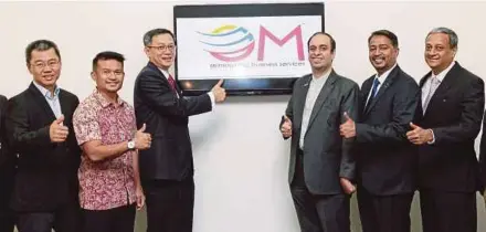  ?? PIC BY MAHZIR MAT ISA ?? National ICT Associatio­n of Malaysia chairman Ganesh Kumar Bangah (third from right) and Outsourcin­g Malaysia (OM) chairman Cheak Kok Hoong (third from left) with industry representa­tives at the unveiling of a rebranded OM in Petaling Jaya yesterday.