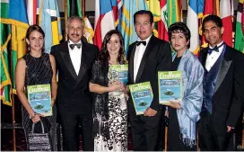  ??  ?? Команда журнала «Экселенсиа­с в туризме» принимает премию CTO во время церемонии в Waldorf Astoria в Нью-йорке, 2003 год.