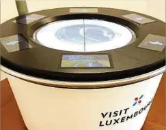  ?? Foto: Chris Karaba ?? Der Multimedia-Tisch von der Weltausste­llung 2020 in Dubai bringt Luxemburg auf innovative Art und Weise näher.