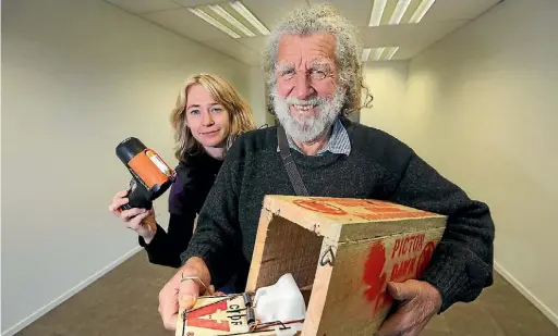  ?? PHOTO: SCOTT HAMMOND/FAIRFAX NZ ?? Siobain Browning, Picton Dawn Chorus project co-ordinator Picton Dawn Chorus members Siobain Browning, left, and James Wilson are setting up shop in Picton.