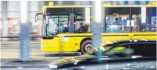  ?? FOTO: DPA ?? Bus statt Auto – neue Anreize sollen zum Umstieg verhelfen.