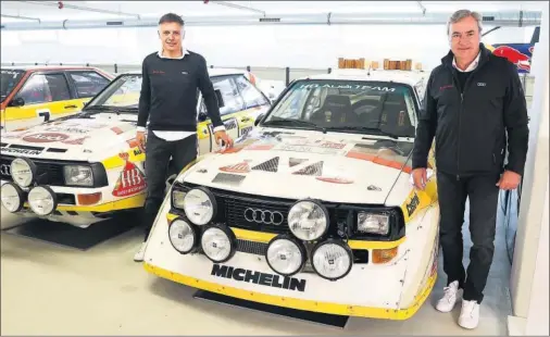  ??  ?? Cruz (copiloto) y Sainz (piloto) posan junto al Audi quattro Sport S1 con el que la marca alemana disputó el Mundial de Rallys de 1986.