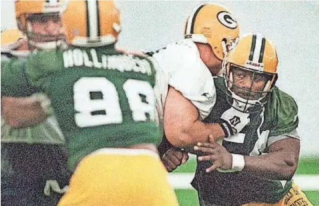  ?? PACKER PLUS FILES ?? Linebacker Ron Cox, far right, received a three-year, $3.9 million offer from Green Bay that the Chicago Bears declined to match in 1996.