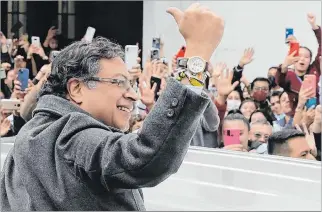  ?? CARLOS ORTEGA / EFE ?? Elecciones. El líder izquierdis­ta Gustavo Petro saluda a sus simpatizan­tes después de sufragar en Bogotá.