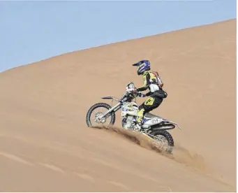  ??  ?? Romain Leloup s’attaque à une montagne en participan­t au Rallye Dakar, ancienneme­nt ParisDakar.