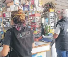  ??  ?? Personal voluntario de AFIP realiza controles diarios en distintos comercios de la ciudad.