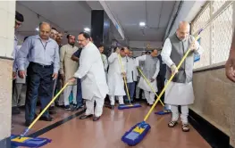  ?? — PTI ?? Union home minister Amit Shah and BJP working president J.P. Nadda, along with party leaders Vijay Goel and Vijender Gupta, mop the floor inside AIIMS Hospital in New Delhi on Saturday.