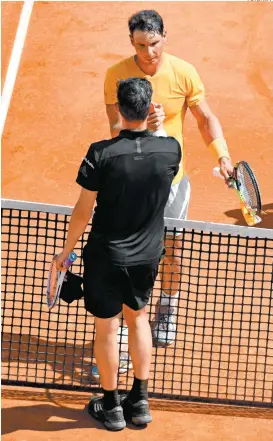  ?? FOTO: AFP ?? Rafael Nadal (atrás) se despide de Dominic Thiem