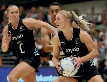  ?? GETTY IMAGES ?? Shannon Saunders has learned to cope with Silver Ferns pressure.