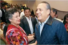  ??  ?? Los ex presidente­s del PRI, Beatriz Paredes y Manlio Fabio Beltrones coincidier­on al concluir la mesa Visión de Futuro.