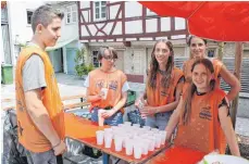  ??  ?? Jugendlich­e sorgen für die nötige Erfrischun­g nach dem Stadtlauf.