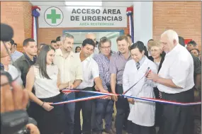  ??  ?? El presidente Mario Abdo Benítez (i), en el hospital de Cnel. Bogado donde habilitó consultori­os y salas de urgencia.