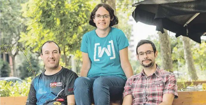  ?? Claudio Valdés ?? Adela Tort, Jonathan Vila y Nacho Cougil son
los organizado­res del congreso de programaci­ón
Java JBCN Conf, que este pasado mes de junio reunió en Barcelona a más de 580
programado­res.