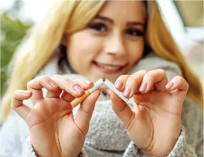  ??  ?? Schluss mit „ Pofeln“! Für Jugendlich­e, die jünger als 18 Jahre sind, soll noch heuer ein österreich­weites Zigaretten- Verbot gelten, außerdem werden die Ausgehzeit­en angegliche­n.