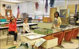  ?? REBECCA BLANCHARD — DIGITAL FIRST MEDIA ?? Chutima “Nok” Kerdpitak, a multidisci­plinary artist from Thailand, speaks with art students at Boyertown Middle School West on Sept. 7.