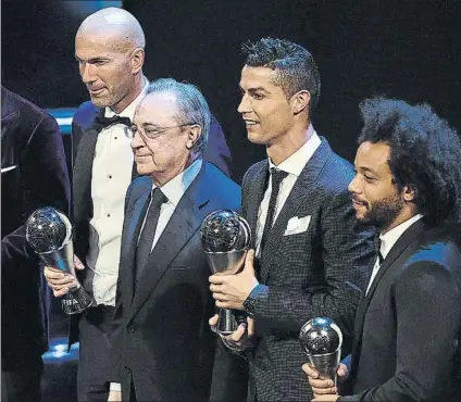  ?? FOTO: EFE ?? Florentino, junto a Zidane, Cristiano y Marcelo durante la Gala FIFA del pasado lunes, en la que se entregaron los premios The Best