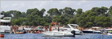  ?? (DR) ?? De nombreuses embarcatio­ns, de toutes les tailles, se sont rassemblée­s autour d’un yacht dans lequel une fête se déroulait, sono à fond, entre les îles de Lérins.