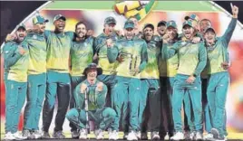  ?? REUTERS ?? ■ A jubilant South Africa team after winning the ODI series 21 in Hobart on Sunday.