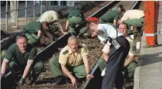  ??  ?? Die Vorfälle auf dem Bahnhof von Bad Kleinen – hier Beamte bei der Spurensuch­e Tage später – , bei dem am 27. Juni 1993 der RAF-Terrorist Wolfgang Grams und der GSG-9-Polizist Michael Newrzella starben, hatten weitreiche­nde politische Folgen. Schuld daran waren Gerüchte und die Titelgesch­ichte von Hans Leyendecke­r (re.) im „Spiegel“.