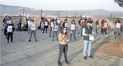  ?? Foto: Iñaki Porto ?? Jóvenes de Ernai, durante la comparecen­cia de ayer en el Caballo Blanco.