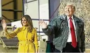  ??  ?? Mit Bomberjack­e und rotem Schlips – US-Präsident Trump im Irak, begleitet von First Lady Melania Trump.