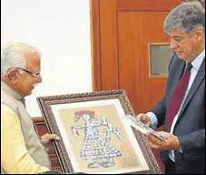  ?? HT PHOTO ?? Haryana chief minister Manohar Lal Khattar presenting a memento to Ambassador of Portugal to India, Joao da Camara, who called on him in Chandigarh on Monday.