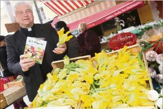  ?? (Photo Patrice Lapoirie) ?? Les courgettes du pays, présentes, comme d’autres produits locaux, dans le livre de recettes printanièr­es du père Gil Florini.