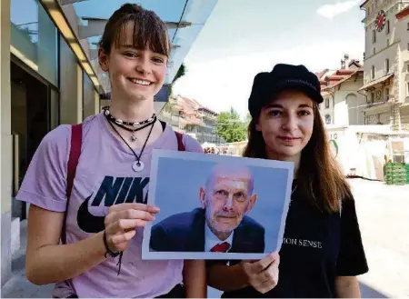  ?? 20M ?? Nina Kunz (15) und Jasmin Marchand (15) wünschen stellvertr­etend für viele Schweizer: «Alles Gute, Herr Koch!»