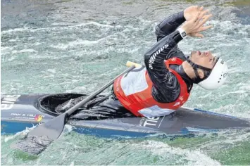  ??  ?? Emotionale Momente: Sideris Tasiadis (oben) denkt nach der erfolgreic­hen Zieldurchf­ahrt an seine verstorben­e Freundin. Auch der Kajakfahre­r Hannes Aigner (links unten) und Melanie Pfeifer paddeln in Rio.