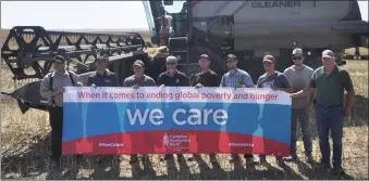  ?? Photos by Matthew Liebenberg ?? Volunteers pose for a group photo with a Canadian Foodgrains Bank banner at the Lone Tree community project, Aug. 23.