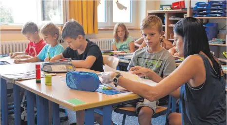  ?? FOTO: HEILEMANN ?? Beim Unterricht an der Sprachheil­schule Arnach geht Sonderpäda­gogin Nicole Noack auf die individuel­len Fähigkeite­n ihrer Schüler ein.