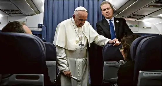  ?? Gregorio Borgia - 26.ago.18/Associated Press ?? O papa Francisco durante a entrevista coletiva no avião durante seu retorno para Roma após viagem à Irlanda
