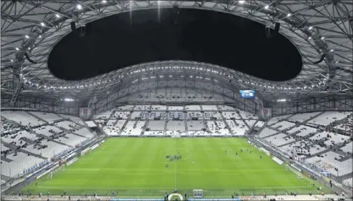  ??  ?? El Velódrome, estadio del Olympique de Marsella, donde el equipo local se enfrentarí­a al Saint-Étienne el próximo viernes.