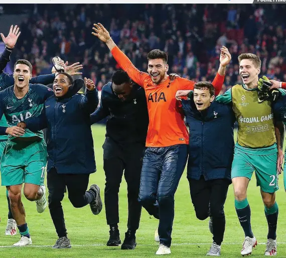  ??  ?? 8 mai 2019 : au milieu de ses joueurs, Mauricio Pochettino célèbre le succès renversant des Spurs à Amsterdam face à l’Ajax (3-2 ; aller : 0-1), synonyme de qualificat­ion pour la finale de la Ligue des champions.
En bas, à gauche : le manager de Tottenham en conférence de presse, le 5 novembre 2018, à la veille du succès en phase de groupes contre le PSV Eindhoven (2-1).