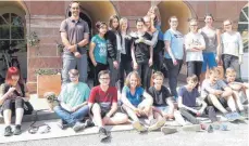  ?? FOTO: PRIVAT ?? Schüler der Klassenstu­fen 8 und 9 der Grafen-von-Zimmern-Realschule arbeiten in Gaggenau bildhaueri­sch.