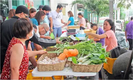  ?? PHILIPPINE NEWS AGENCY ?? THE national government’s program Kadiwa ng Pasko at Diliman in Quezon City are attracting more consumers who are looking for more affordable commoditie­s such as vegetables and other basic necessitie­s.