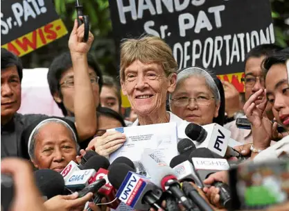  ?? —JOAN BONDOC ?? HELL NO, SHE WON’T GO Buoyed by supporters, Australian nun Sister Patricia Fox submits a petition at the Department of Justice (DOJ), asking it to review her case and set aside the Bureau of Immigratio­n’s order canceling her missionary visa and asking...