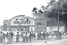  ??  ?? Incendio del cine Apolo, imagen de 1968. Esta sala estaba en Degollado casi esquina con Santa María la Redonda, hoy el Eje Central, en la colonia Guerrero.
