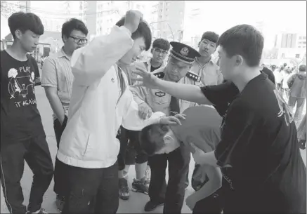  ?? ZHAO JINGDONG / FOR CHINA DAILY ?? A police officer teaches students how to avoid being bullied during an awareness-raising class at a middle school in Shenyang, Liaoning province.