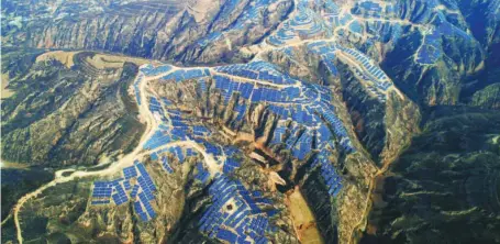  ??  ?? Foto tomada el 7 de noviembre de 2018 muestra una estación de energía fotovoltai­ca compartida entre varias aldeas para la reducción de la pobreza en la aldea de Huojiaping, poblado de Yihe, ciudad de Suide, provincia de Shaanxi. Con esta central local de energía fotovoltai­ca de 33MW puesta en funcionami­ento, más de 12.300 personas de 82 aldeas pobres en el distrito de Suide vienen incrementa­ndo constantem­ente sus ingresos.